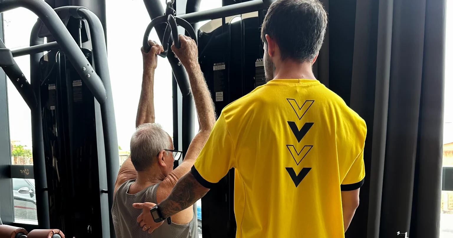 Professor da UFit orientando um aluno